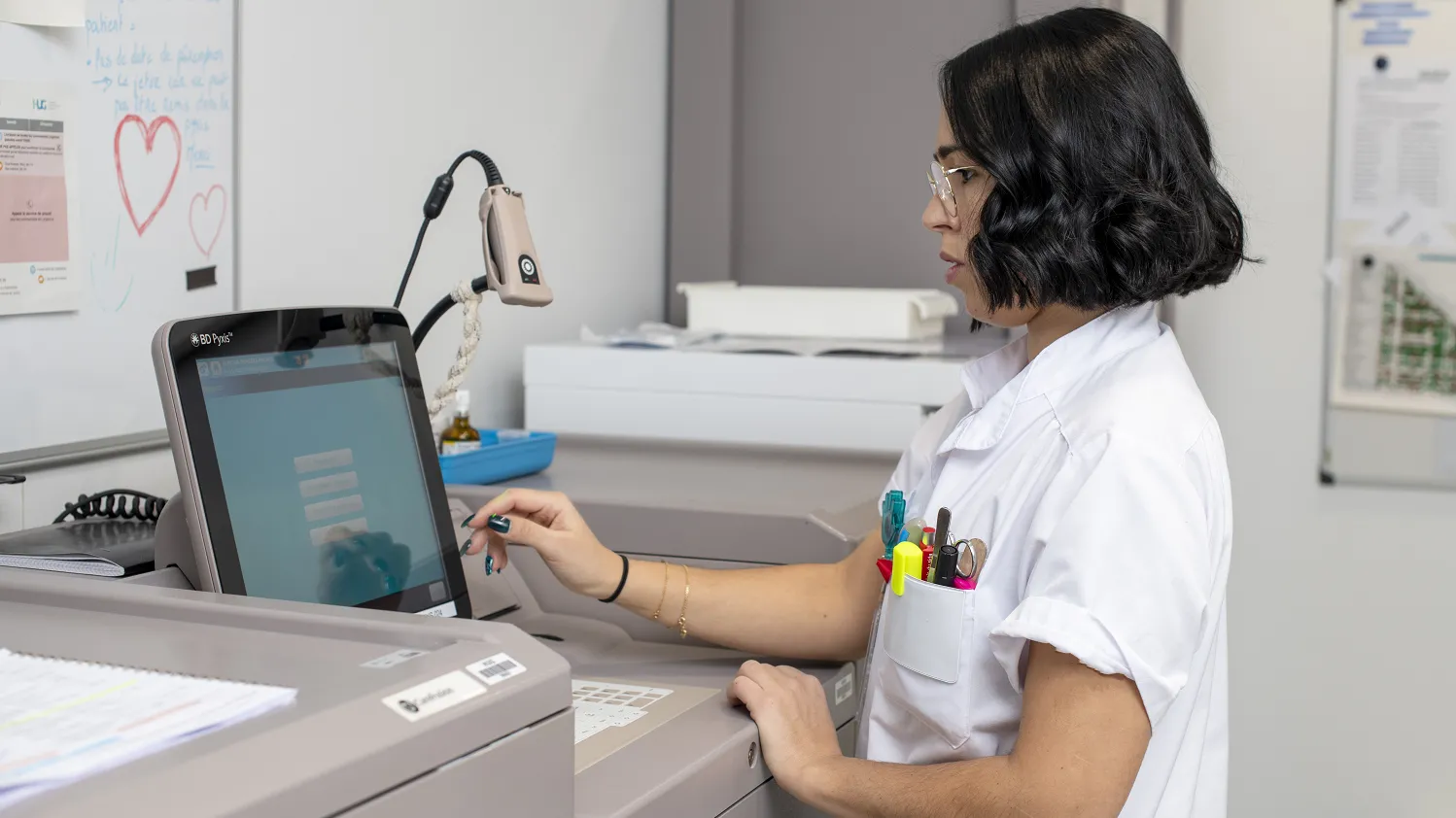 Assistante en pharmacie travaillant sur une armoire Pyxis