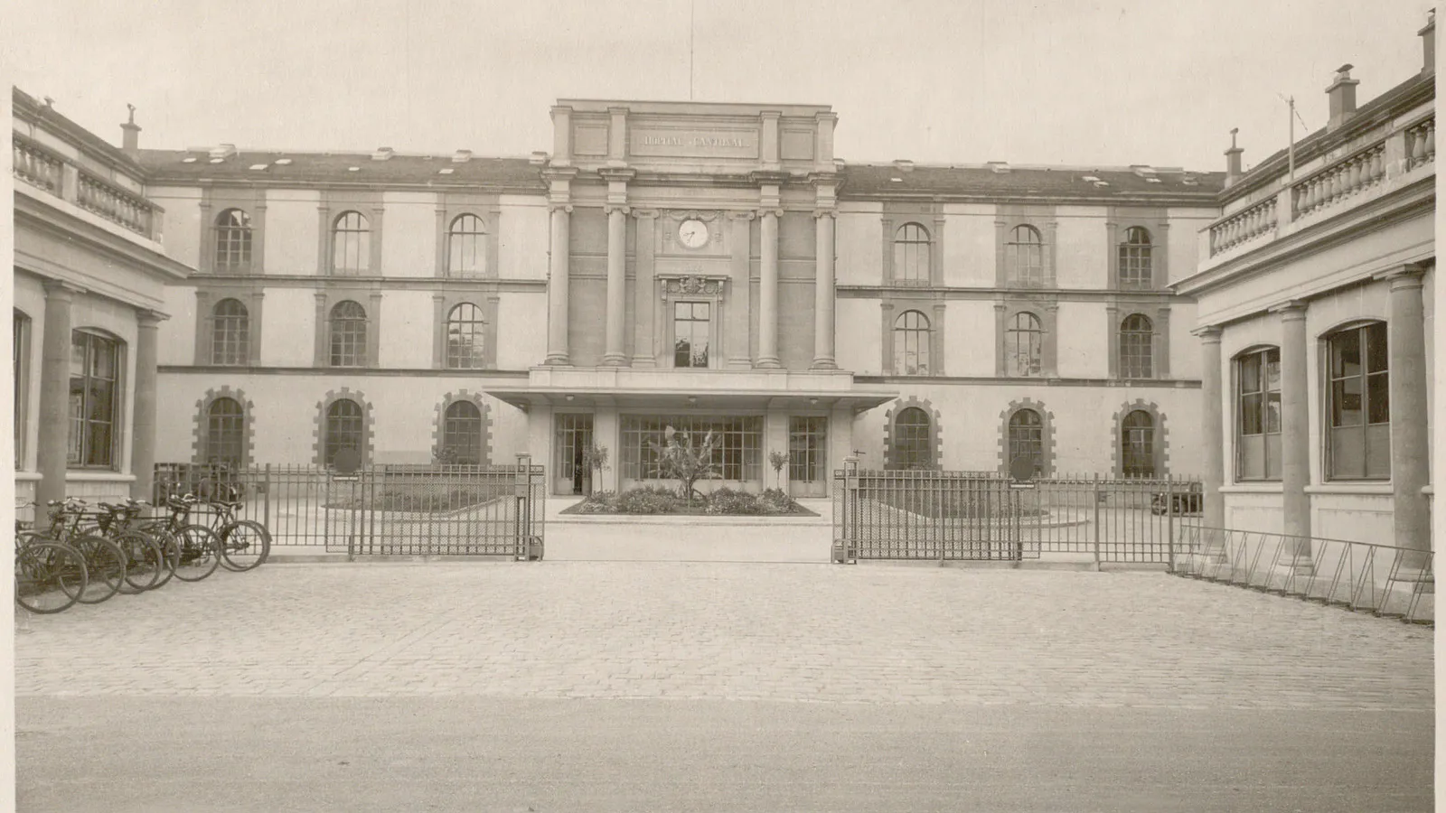 Cour et entrée principale de l’Hôpital cantonal, ca. 1920