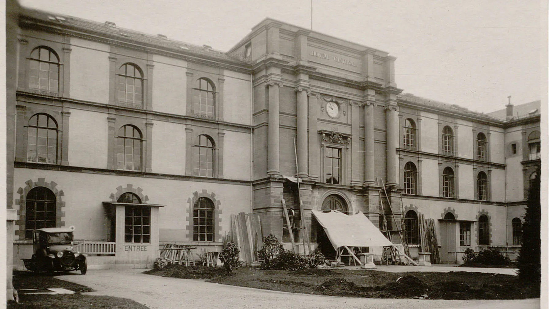 Entrée en travaux protégée par une bâche, entrées provisoires des deux côtés.