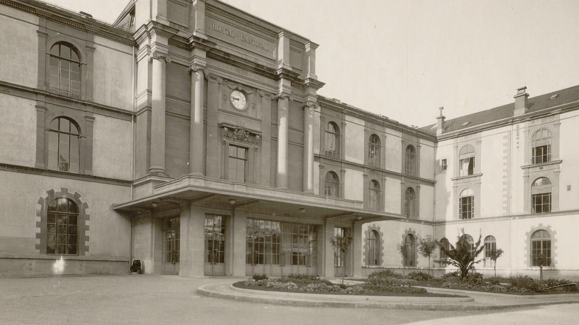 Façade avec une horloge et un péristyle. 
