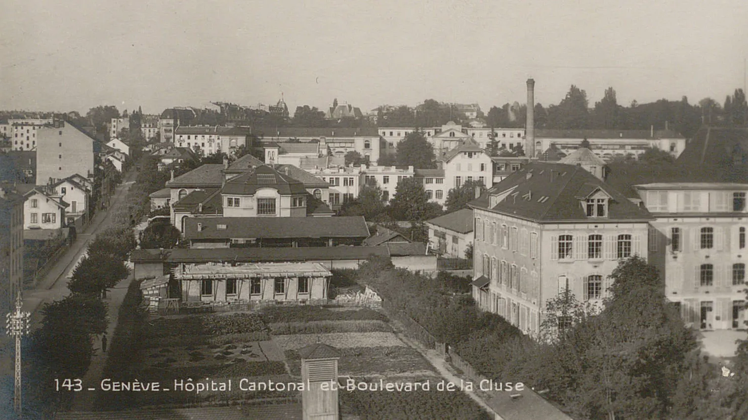 Plusieurs bâtiments les uns derrière les autres, impression plus dense que la réalité.