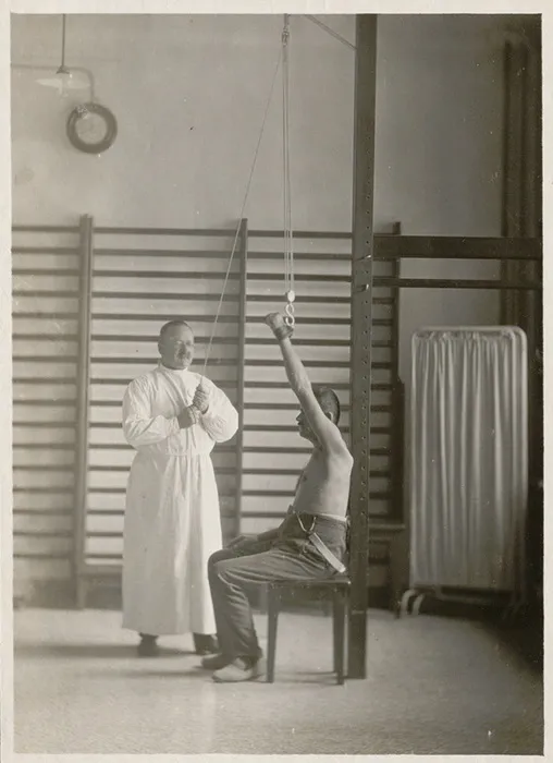 Séance de rééducation à l'Institut de physiothérapie, ca. 1920
