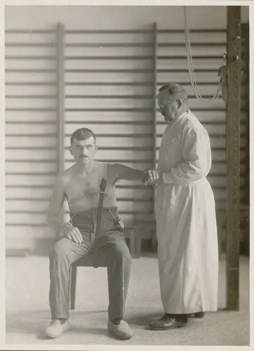Séance de rééducation à l'Institut de physiothérapie, ca. 1920