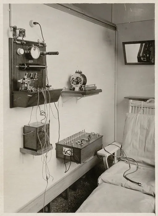 Appareils d'électrothérapie à l'Institut de physiothérapie, ca. 1920