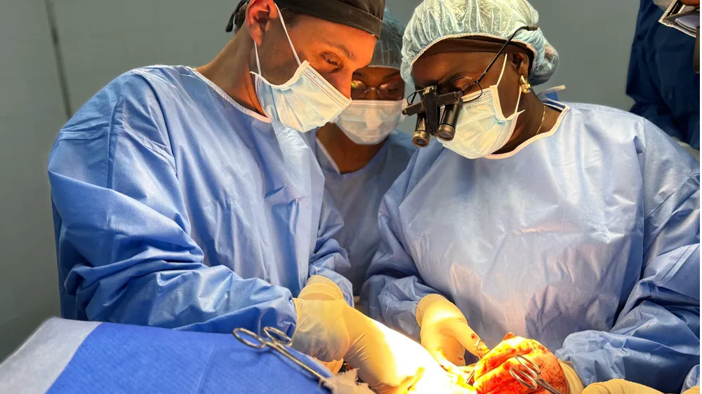 Pr ATHLANI et Pre COULIBALY lors d’une chirurgie.