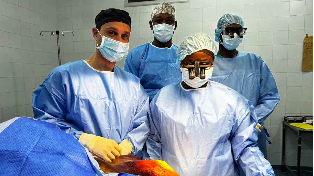 Pr ATHLANI et Pre COULIBALY lors d’une chirurgie