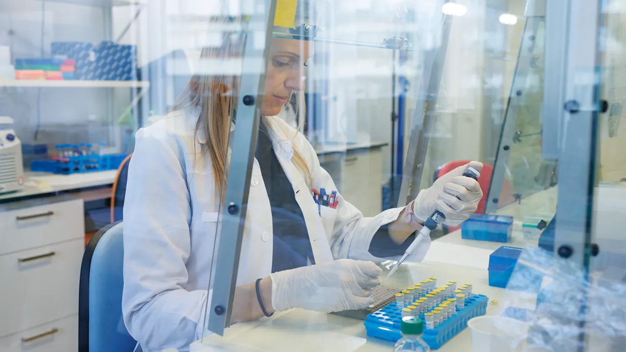 TAB travaillant au bench