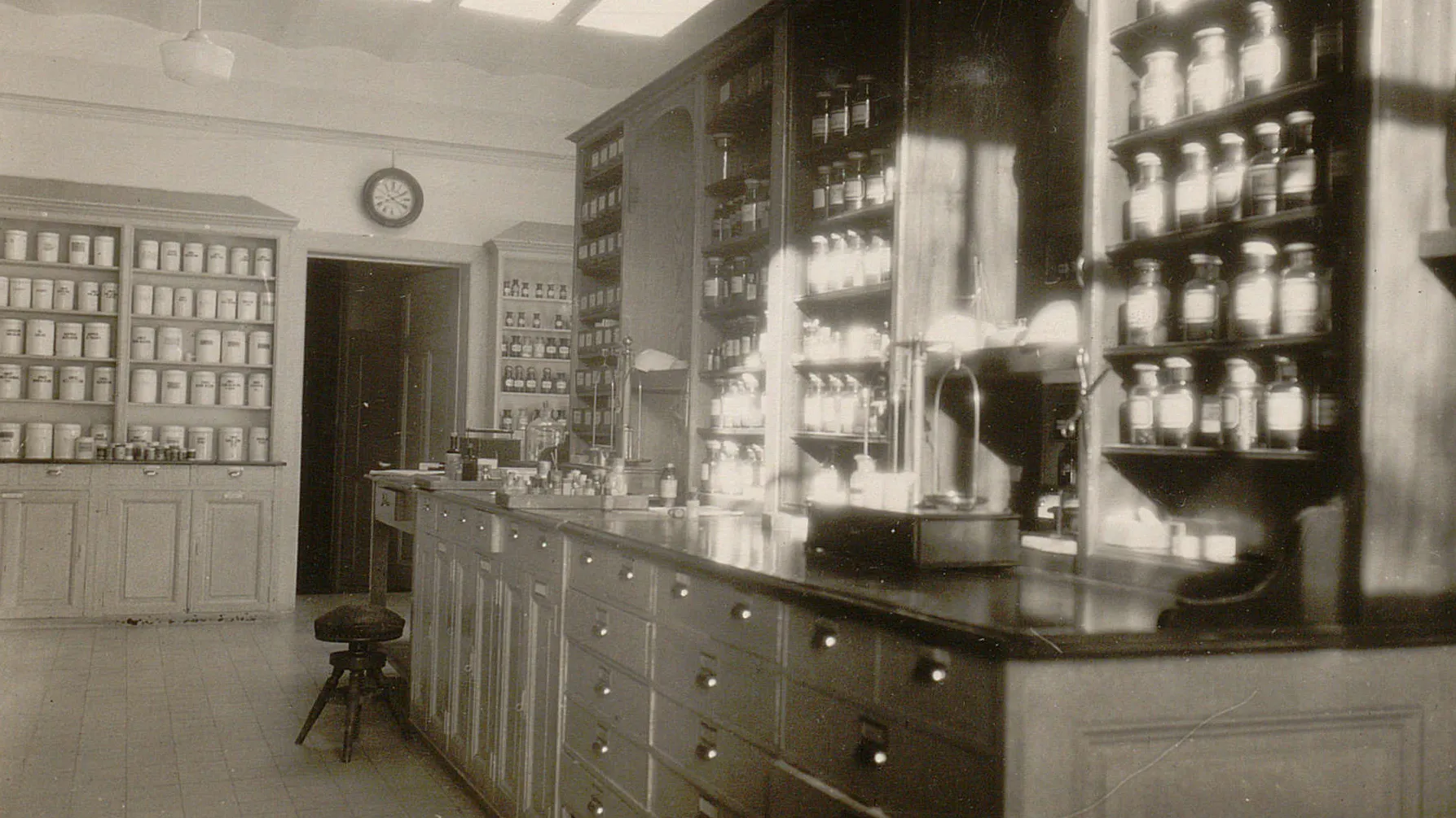 Meubles remplis de pots et bouteilles, nombreux tiroirs.