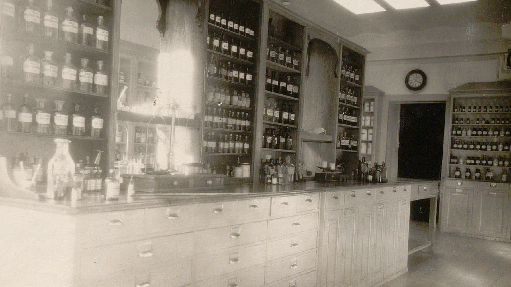 Meubles remplis de pots et bouteilles, nombreux tiroirs.