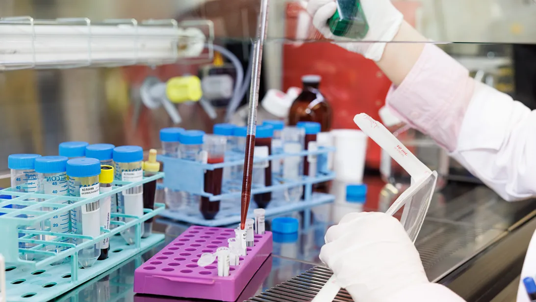 TAB travaillant au bench