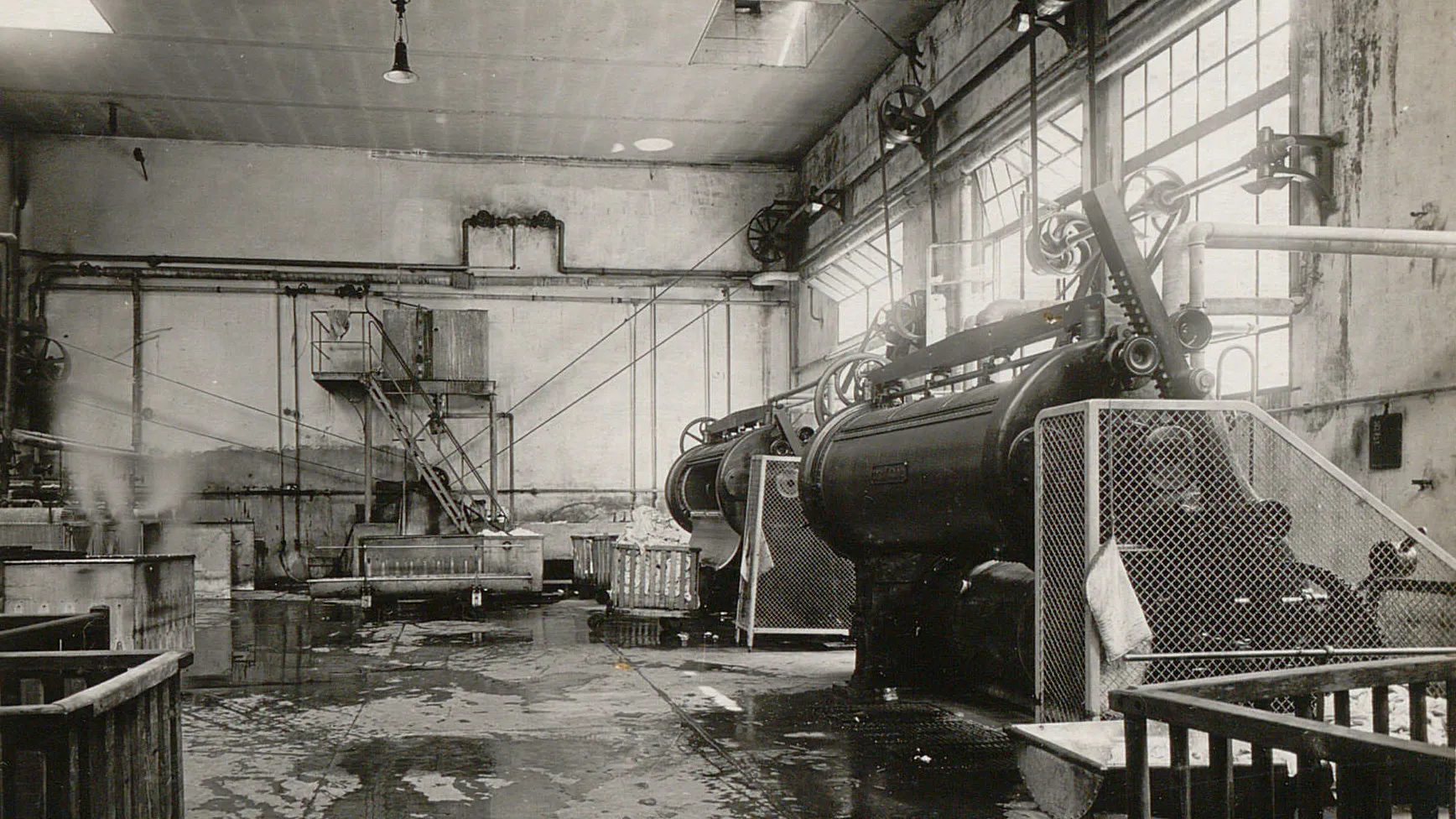 Diverses installations dont deux grandes machines à laver.