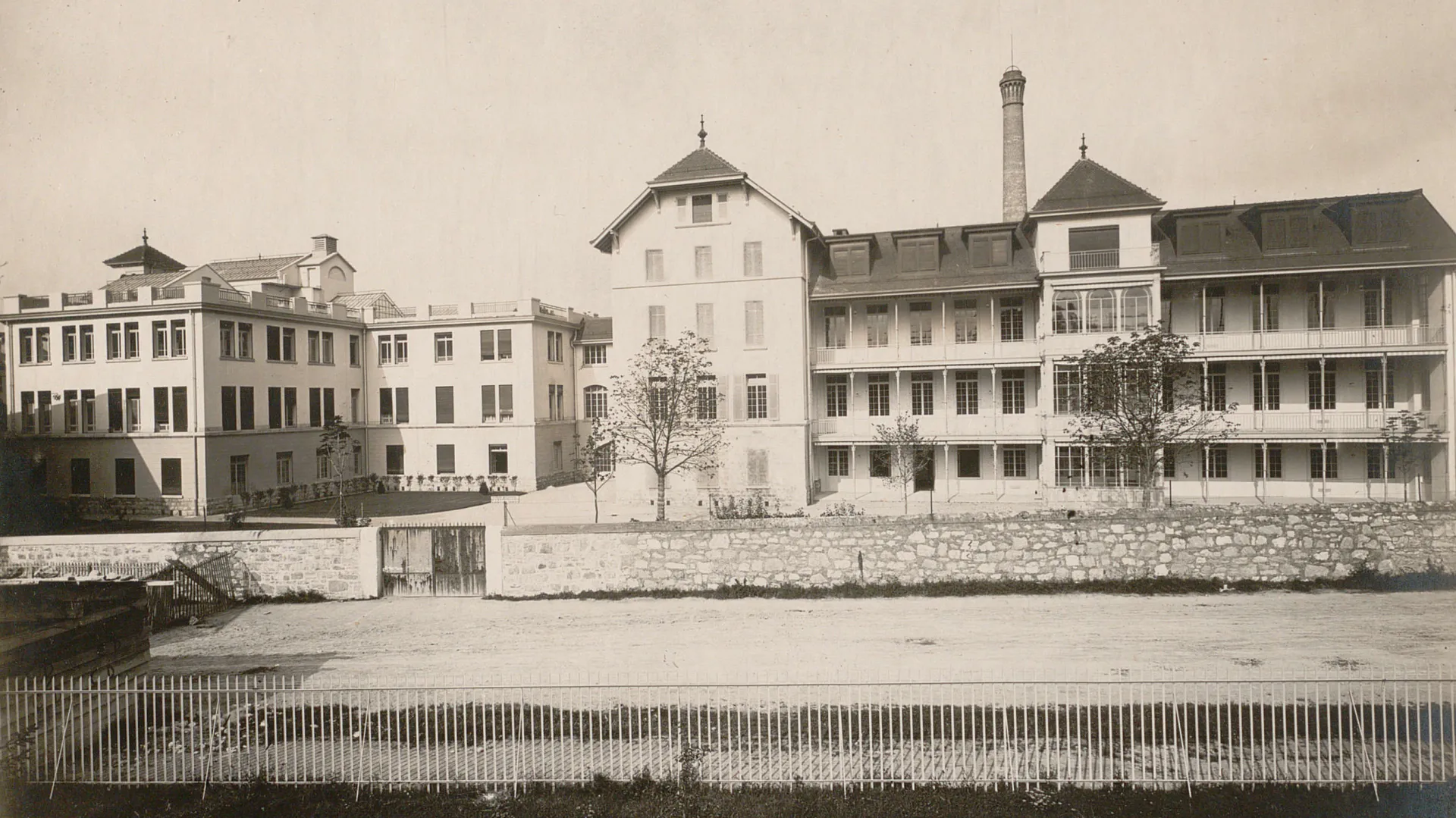 Deux bâtiments "Heimatstil" à plusieurs étages avec de nombreuses fenêtres.
