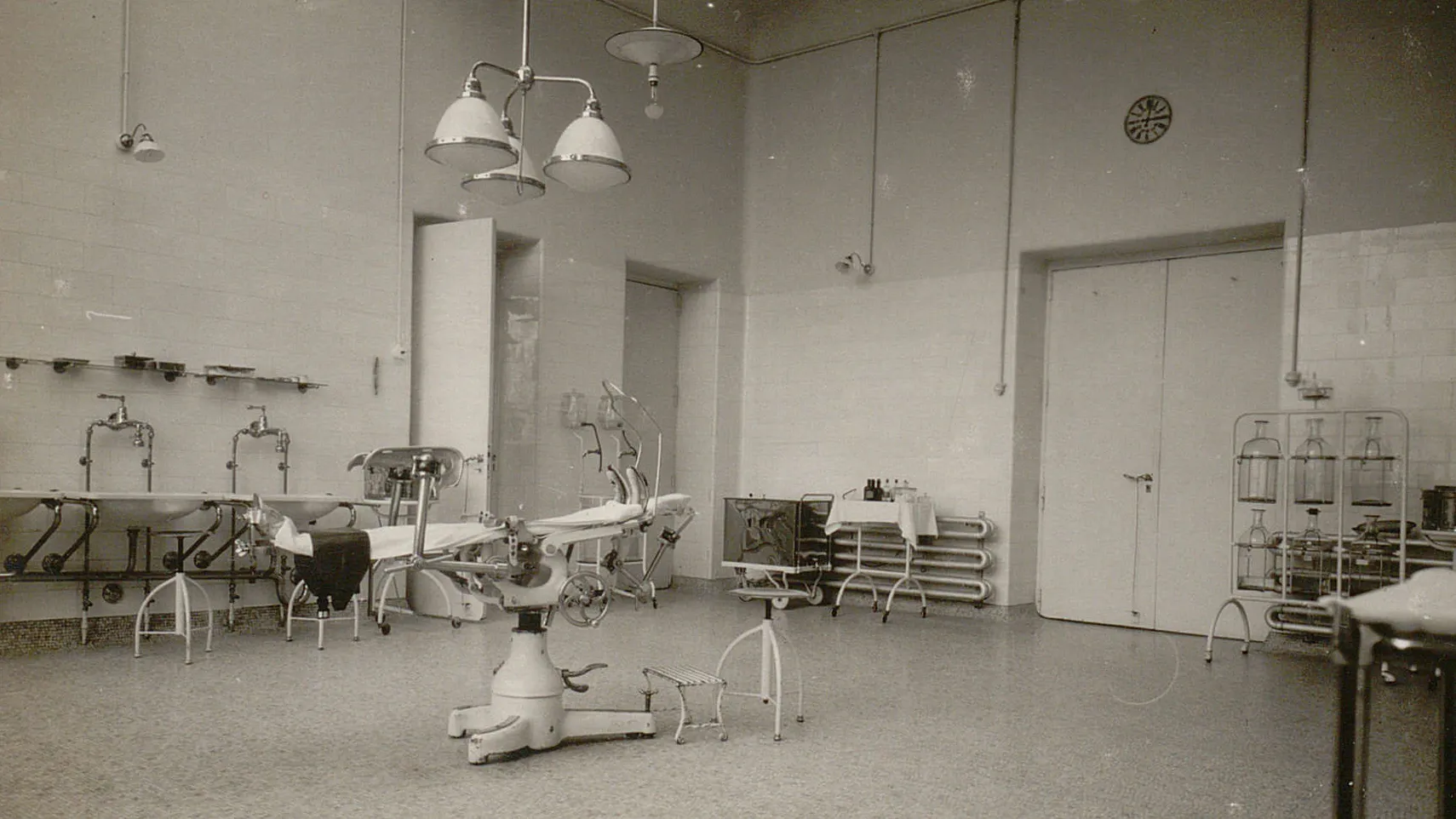 Table chirurgicale dont la position peut être librement adaptée grâce à différents éléments articulés.