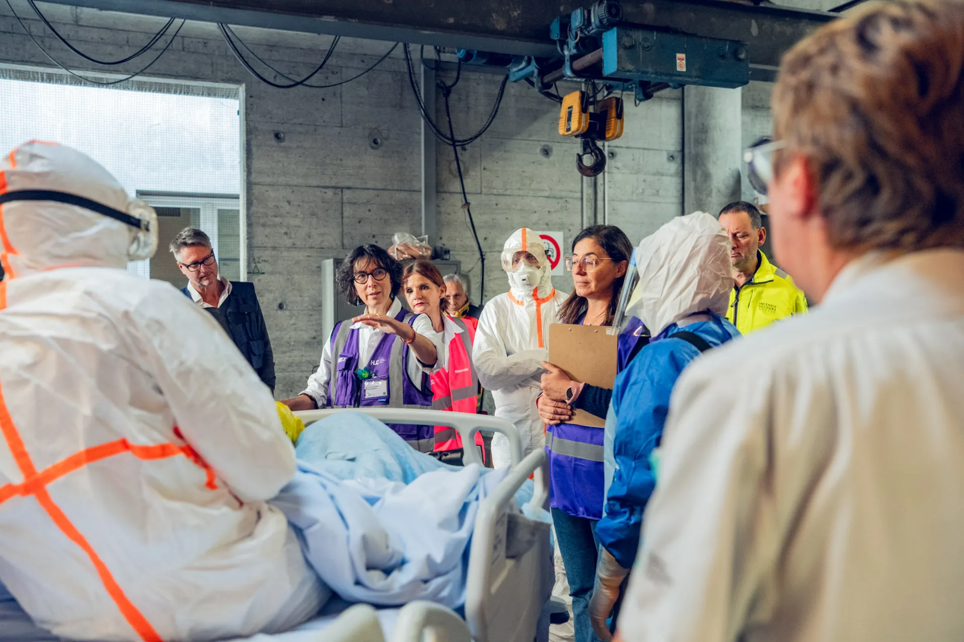 discussion entre les participants de l'exercice de simulation