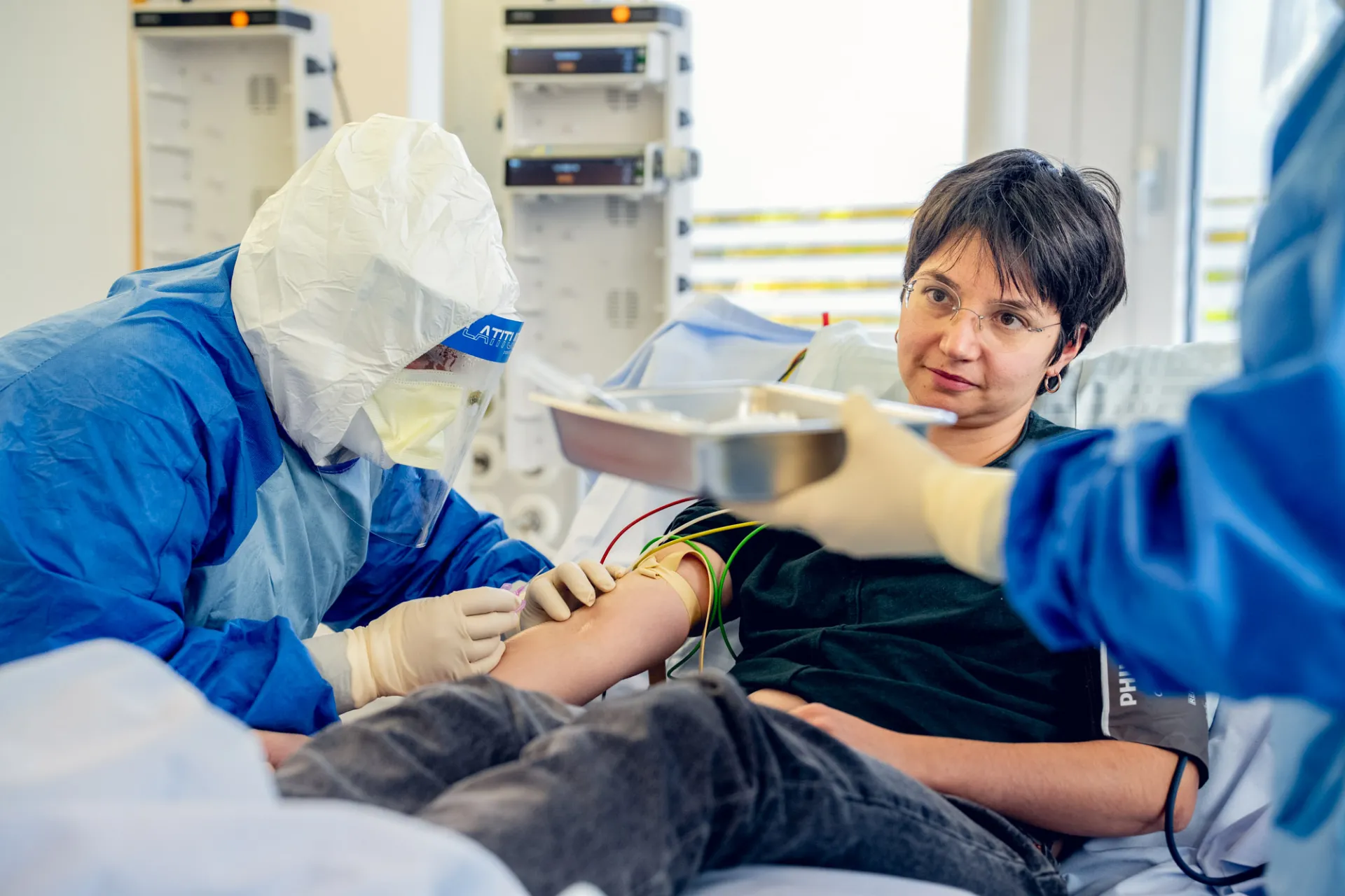prise de sang sur la patiente contaminée
