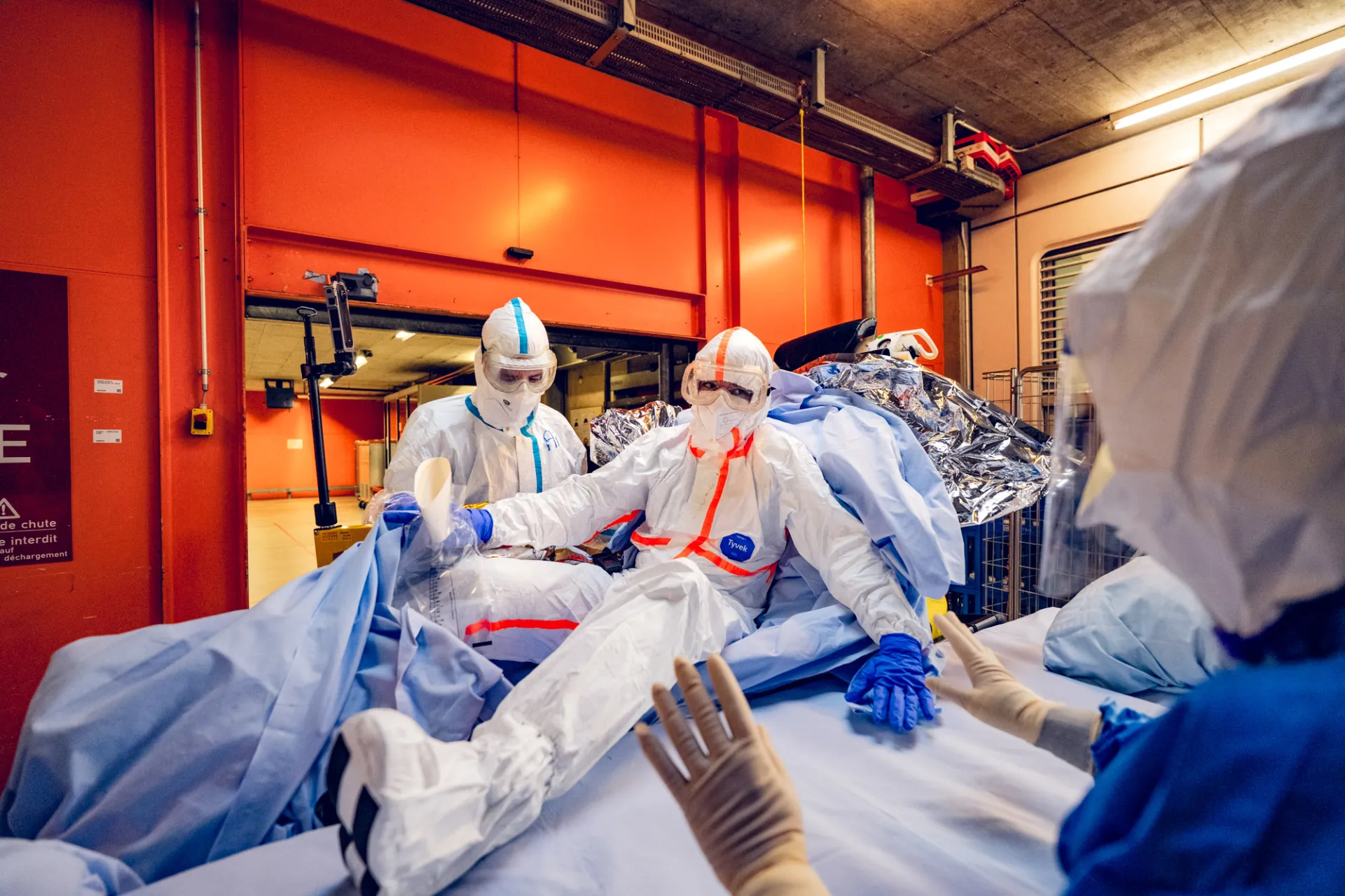 patient en tenue de protection