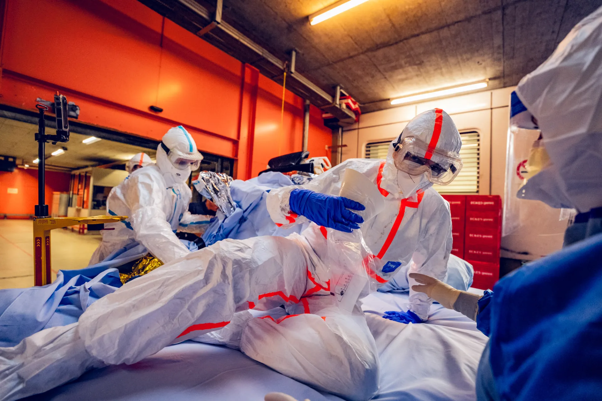 le patient se lève en tenue de protection