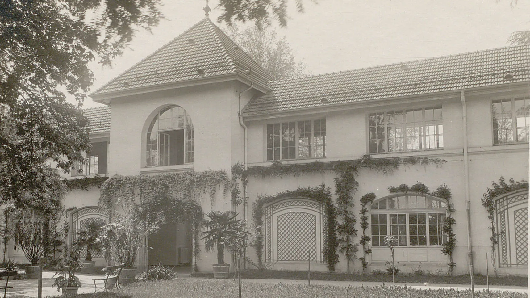Vue extérieure sur la passerelle qui lie l'Hôpital cantonal à la Clinique chirurgicale, dans un cadre très végétalisé.