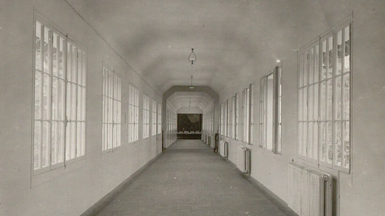 L'intérieur de la passerelle : un long couloir vide.