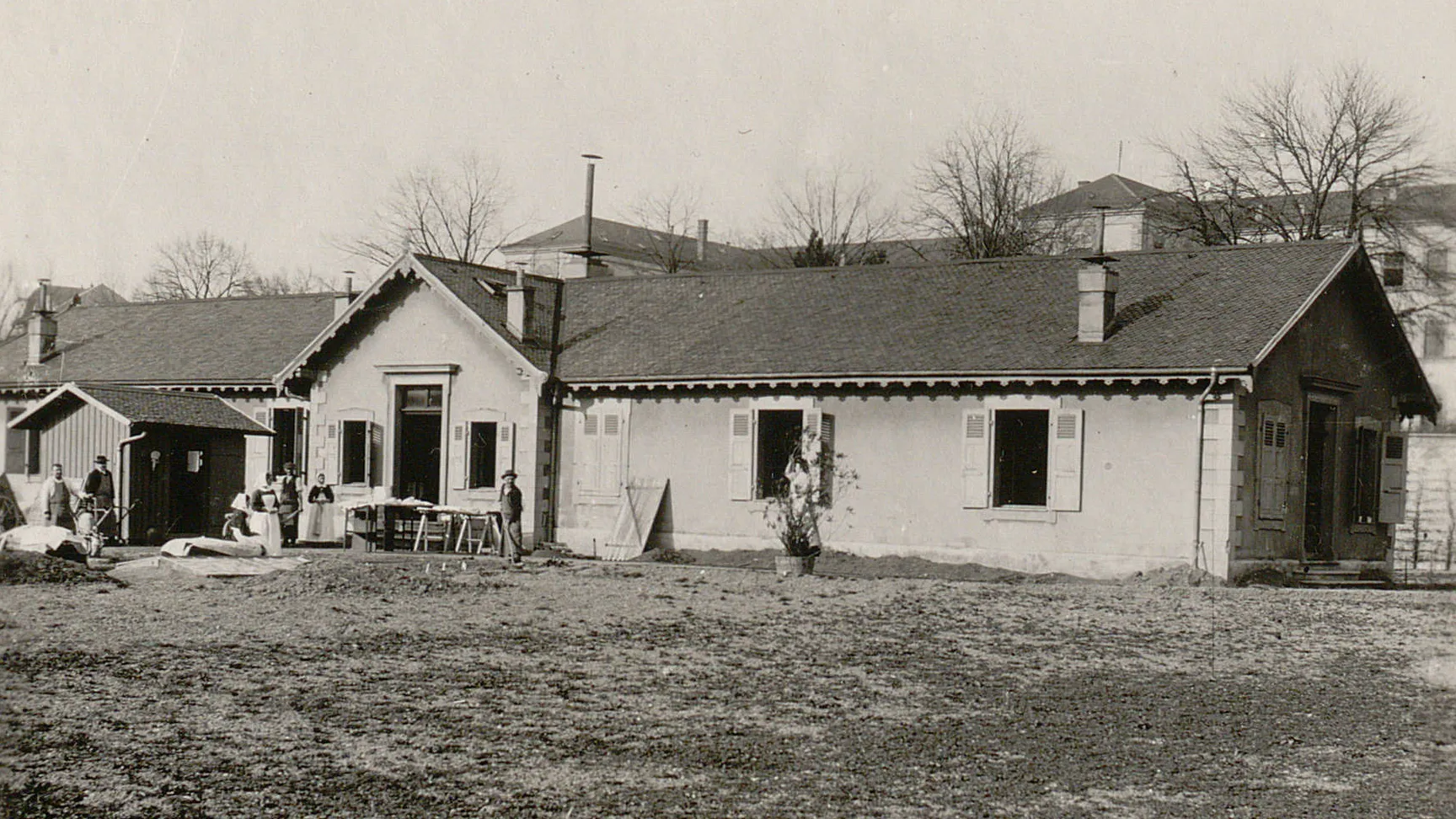 Un bâtiment allongé, plusieurs personnes devant sa partie centrale, dont des diaconesses.