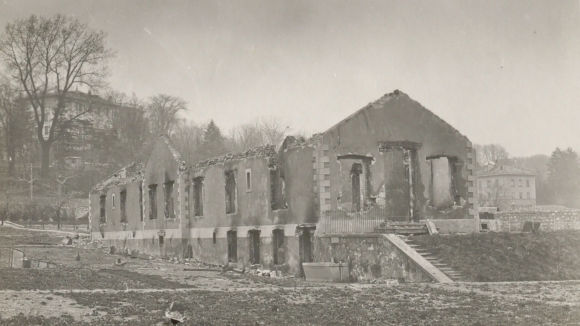 Le bâtiment a complètement brûlé, il n'y a plus que les murs extérieurs, noircis par le feu.