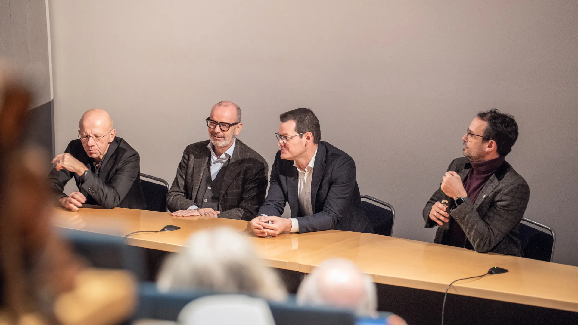 Table ronde : Pierre Maudet, conseiller d'Etat chargé du Département de la santé et des mobilités Pr Daniele Zullino, médecin-chef du Service d'addictologie, HUG Pr Pantaleimon Giannakopoulos, directeur général de l'Office cantonal de la santé Thomas Herquel, directeur de l'Association Première Ligne