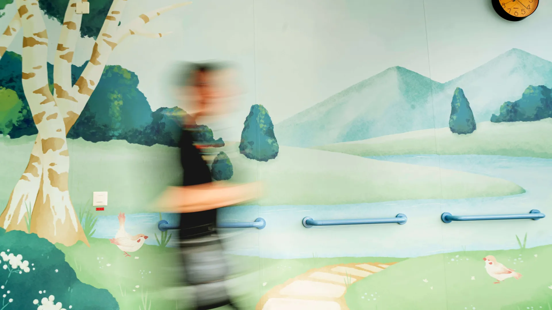 Fresque où l'on devine une personne qui passe avec un flou de mouvements