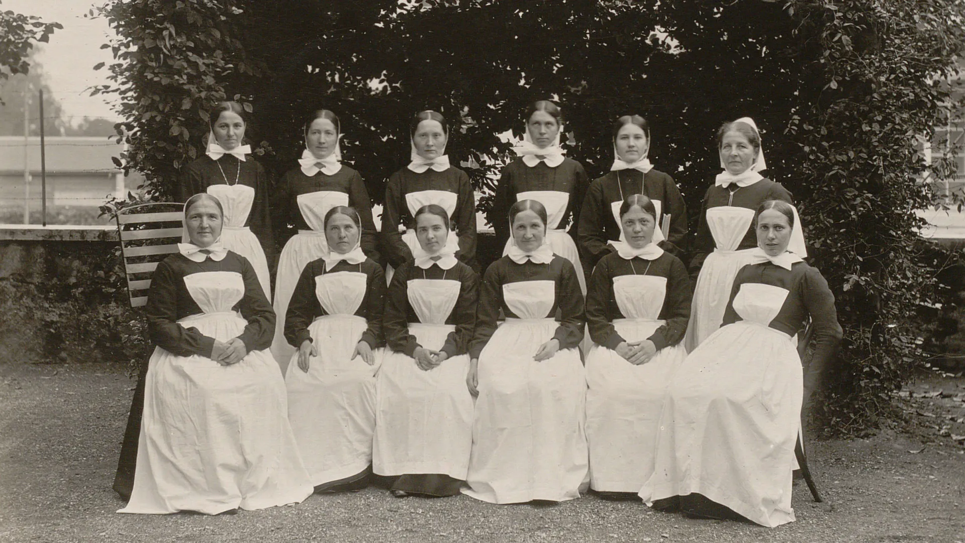 Photo de groupe de 12 diaconesses.