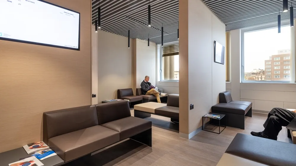 Salle d'attente spacieuse et lumineuse