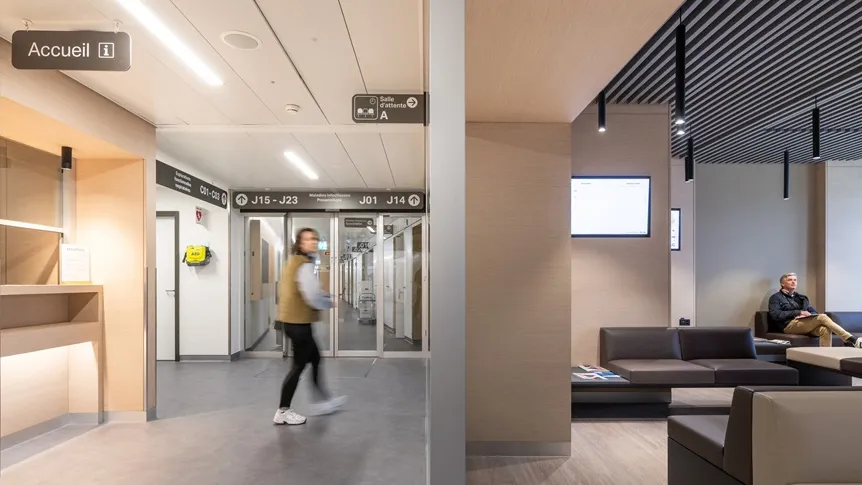 Accueil mutualisé et salle d'attente lumineuse
