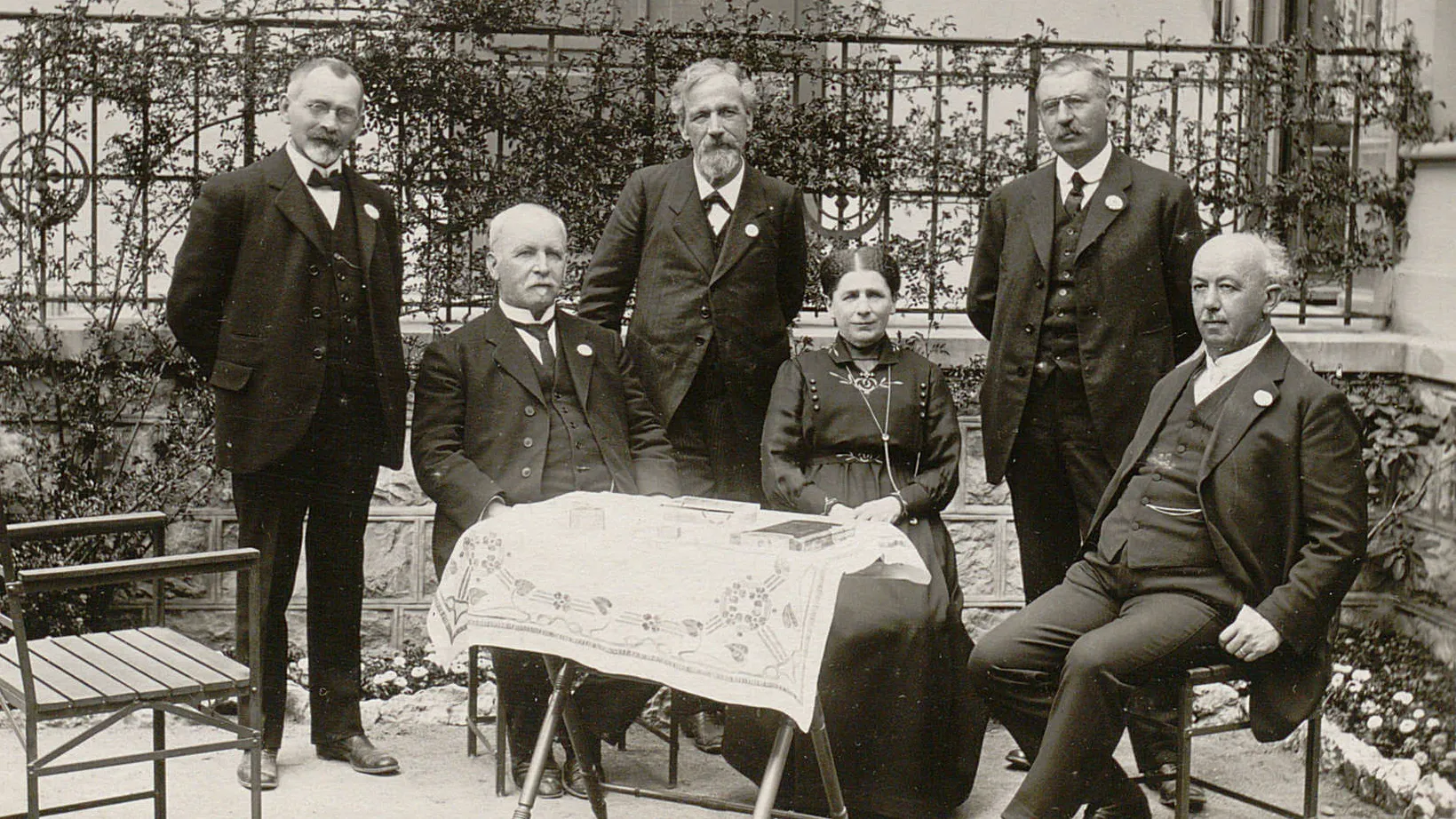 Photo de groupe sur une terrasse. Cinq hommes et une femme.