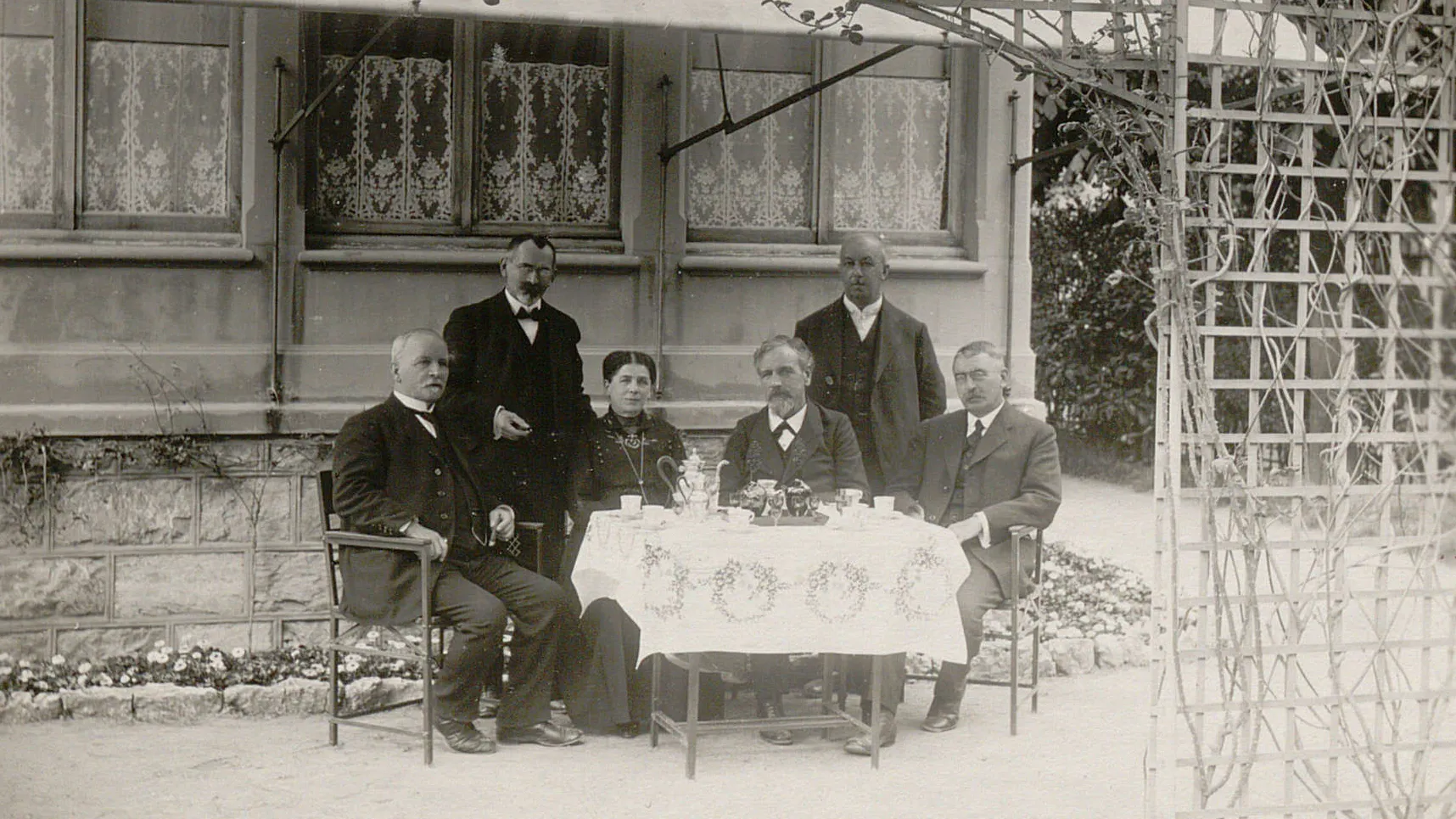 Photo de groupe sur une terrasse. Cinq hommes et une femme.