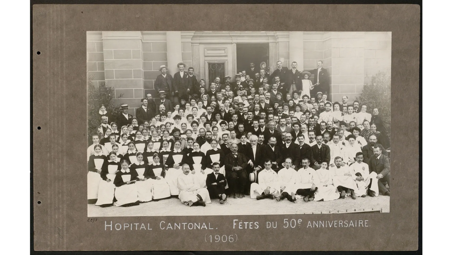 Photo de groupe du personnel de l'Hôpital cantonal, le 1.7.1906