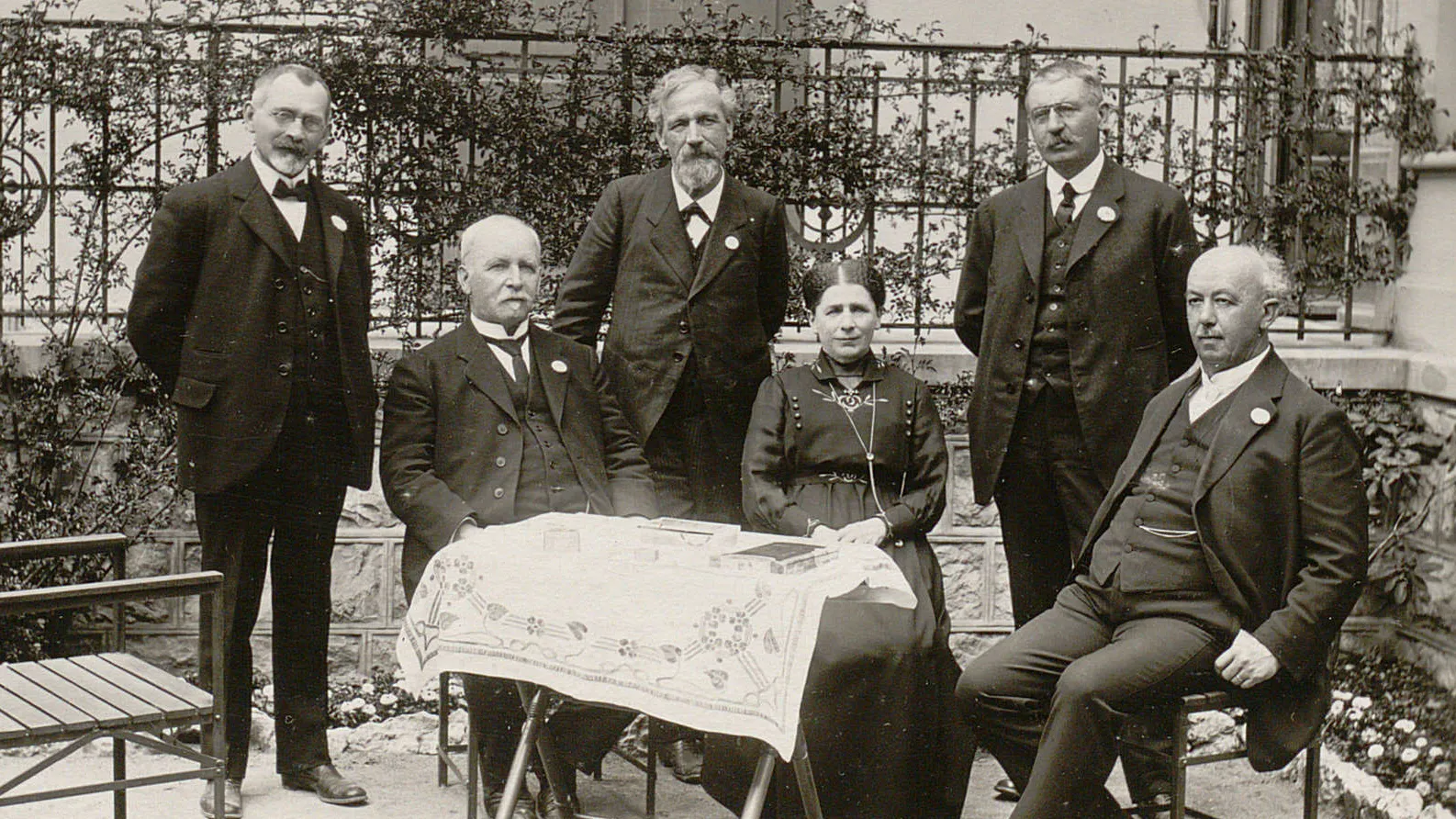 Photo de groupe sur une terrasse. Cinq hommes et une femme.