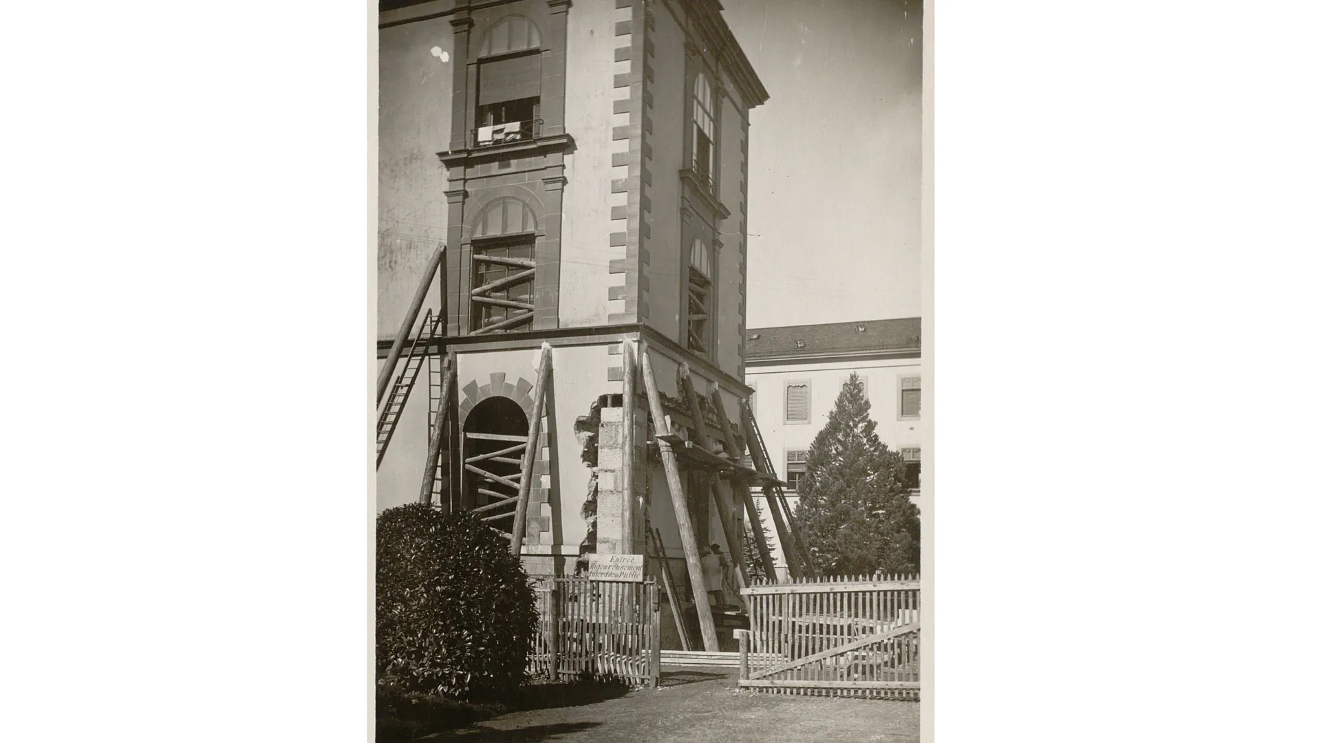 Travaux sur une aile de l'Hôpital cantonal. Des poutres stabilisent les murs.