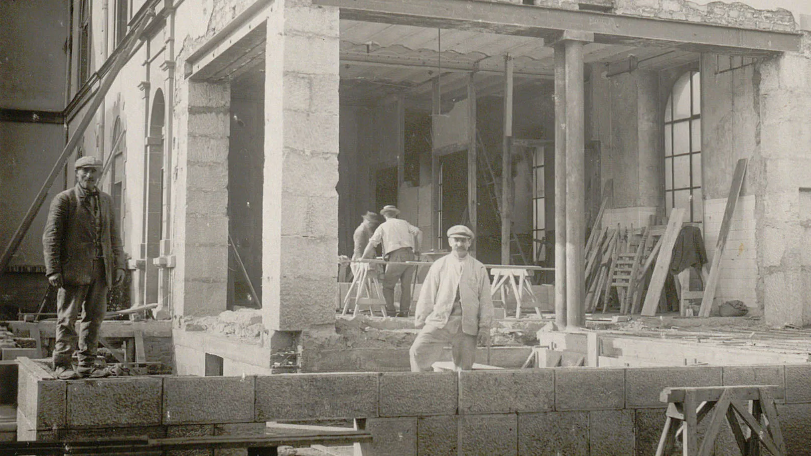 Travaux sur une aile de l'Hôpital cantonal. Plusieurs ouvriers sont sur le chantier.