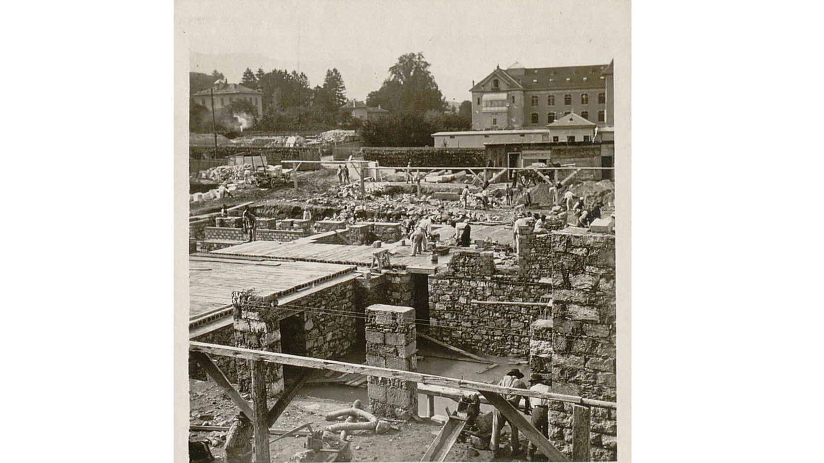 Un chantier avec de nombreux ouvriers.