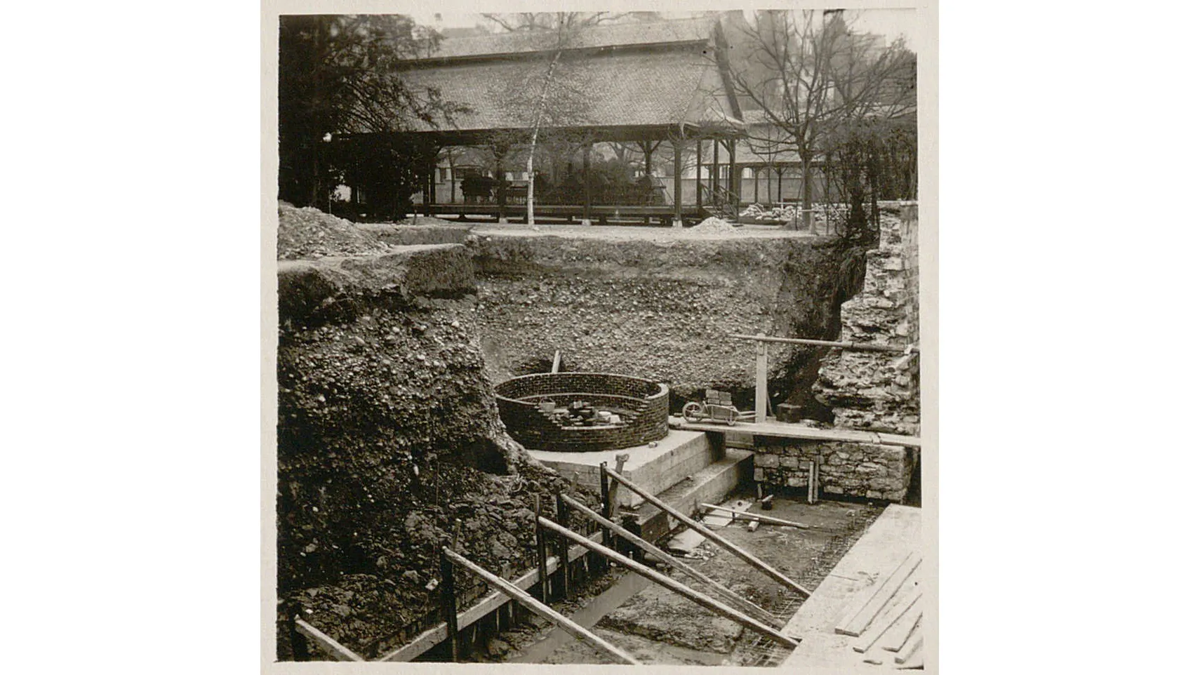Un grand rond muré au fond d'une excavation profonde.
