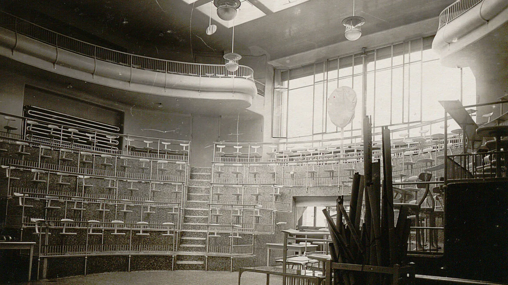 Un amphithéâtre vide, 5 rangées de gradins et une galérie.