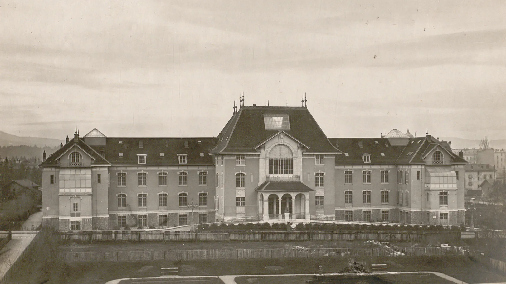 Vue sur la façade de la Maternité.