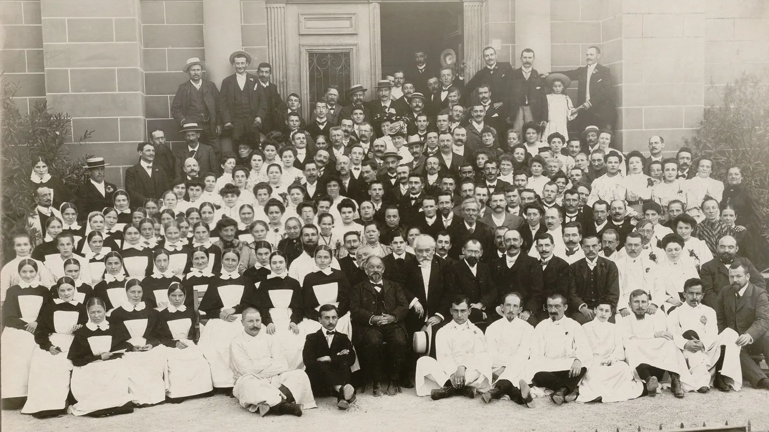 Photo de groupe du personnel de l'Hôpital cantonal, le 1.7.1906