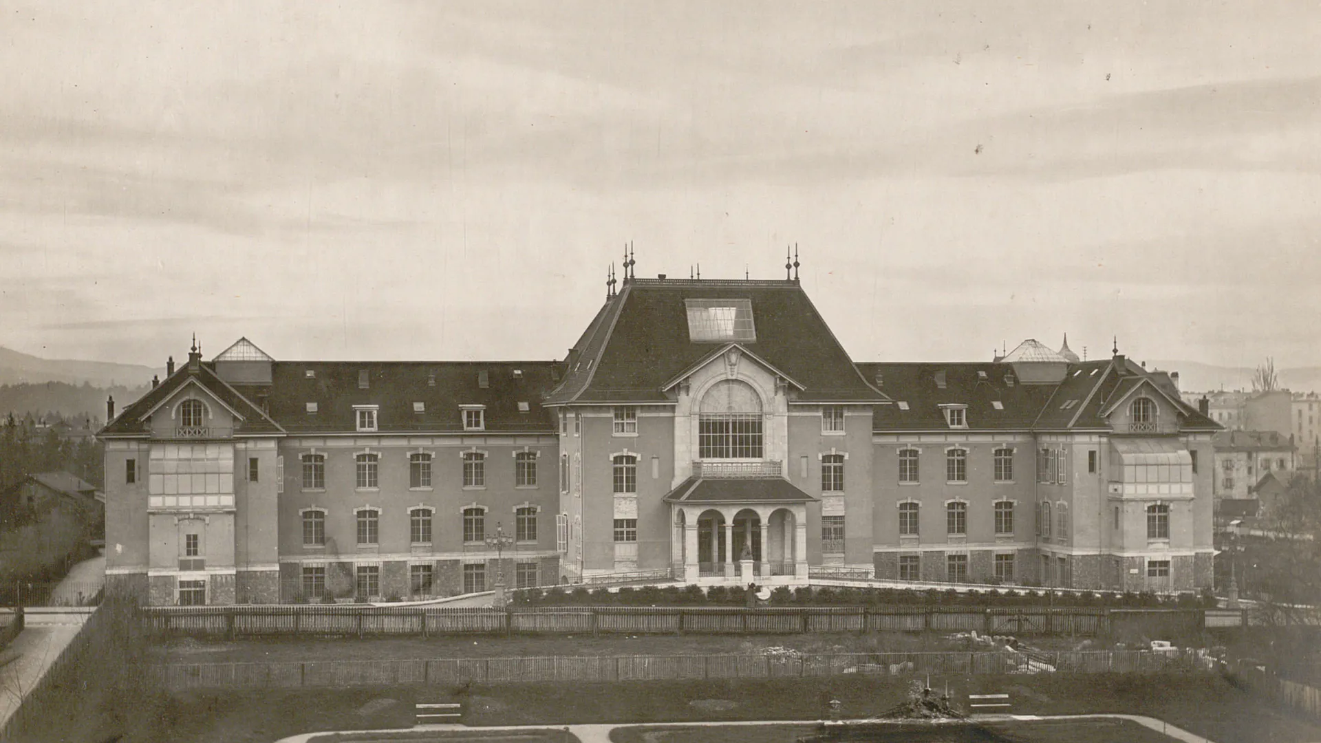 Vue sur la façade de la Maternité.