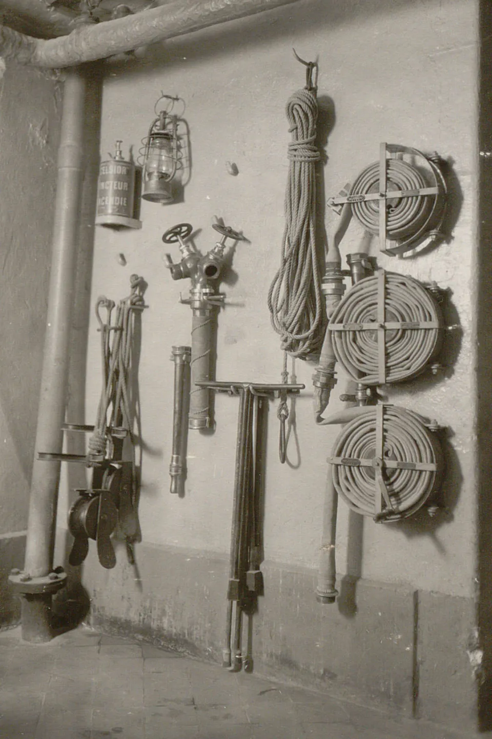 Tuyaux, corde, lanterne et autre matériel utilisé par les pompiers.