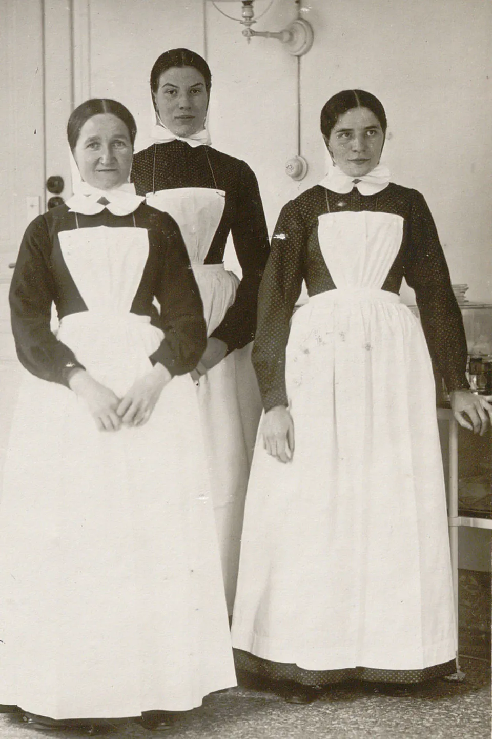 Photo de groupe de trois diaconesses.