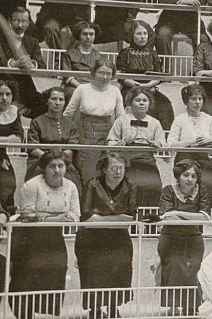 Étudiantes dans les gradins de l'amphithéâtre de chirurgie.