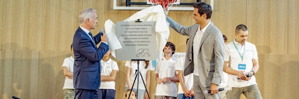 Roger Federer et Bertrand Levrat dévoilent la plaque lors de l'inauguration de la MEA