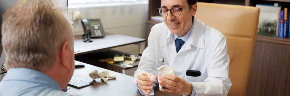 Consultation prothèse de hanche avec le Pr Hannouche