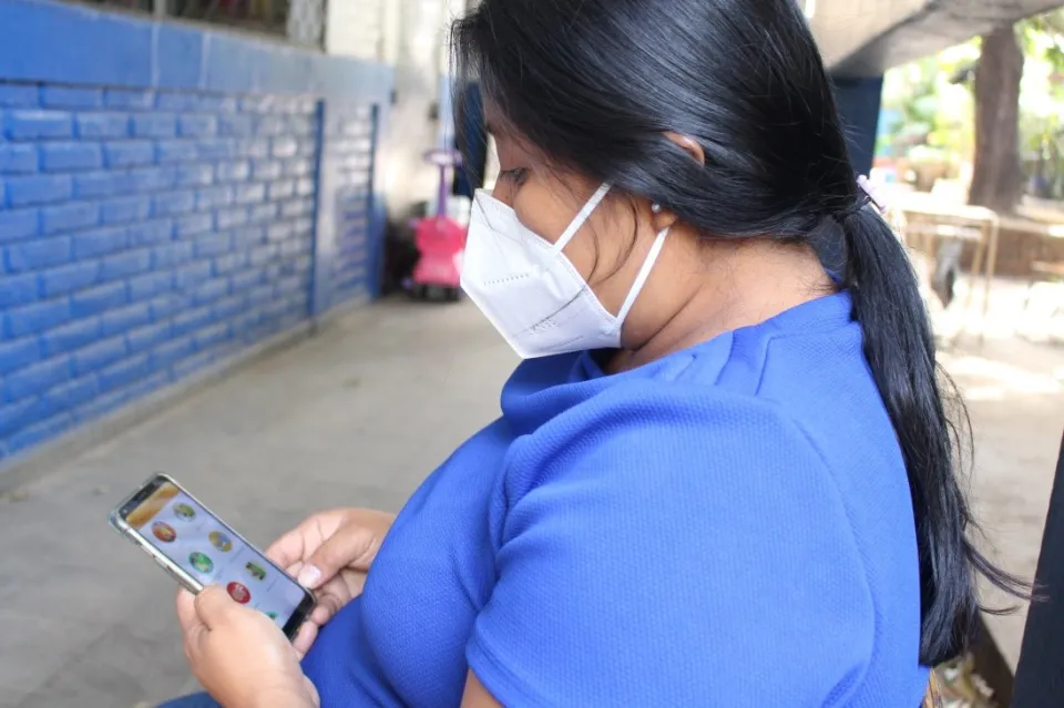 Femme utilisant l'application mi bebé y yo