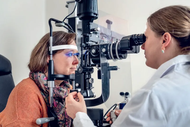 Mesure de la pression intraoculaire.