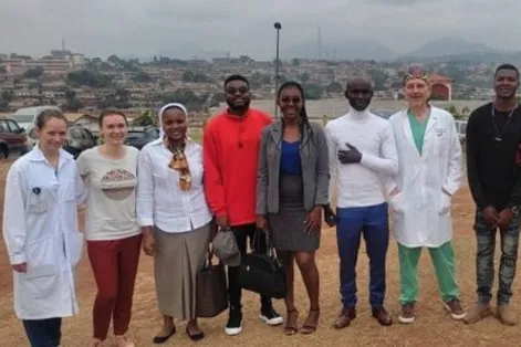 Patient(e)s transplanté(e)s et leur donneur(euse) avec l’équipe des HUG